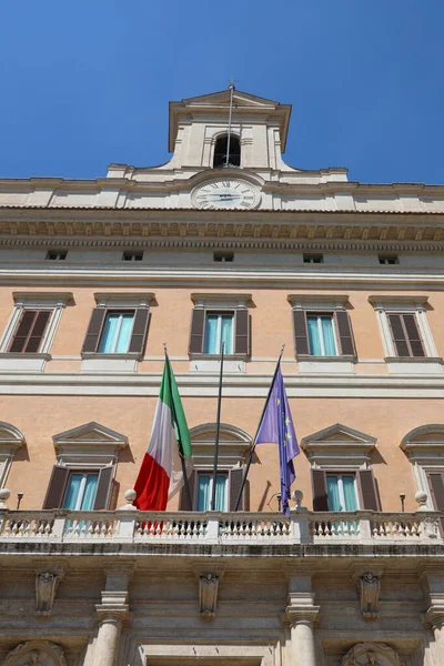 ローマ イタリア 2020年8月18日 人と旗のないイタリア議会の宮殿Montecitorio席 — ストック写真