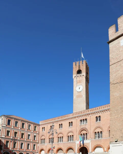 Treviso, TV, İtalya - 17 Ekim 2021: Palazzo dei Trecento, Veneto Bölgesi belediye meclisi ve saat kulesine ev sahipliği yapan Palazzo della Ragione olarak da adlandırıldı.