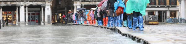 Personnes Avec Vêtements Pluie Marchant Sur Passerelle Surélevée Place Saint — Photo