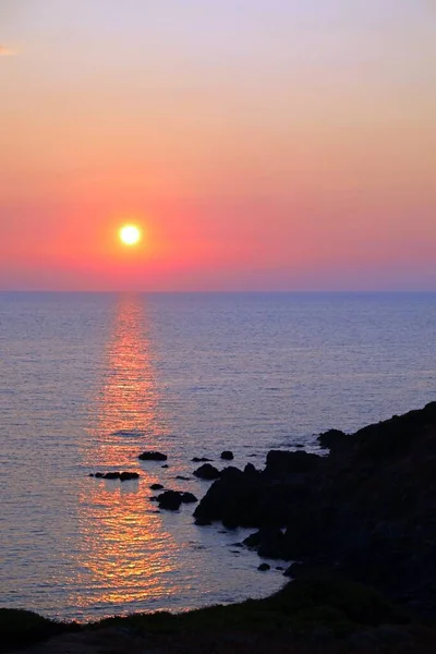 Güneşin Denize Düşmesiyle Nefes Kesici Romantik Bir Gün Batımı Adanın — Stok fotoğraf