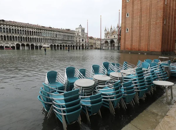 Stoly Židle Alfresco Baru Podmořském Náměstí Svatého Marka Během Přílivu — Stock fotografie