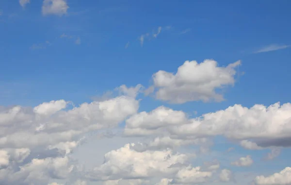 Klarblå Himmel Med Vita Fluffiga Moln Efter Stormen — Stockfoto