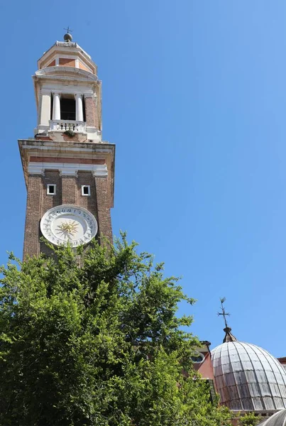 教堂圣徒的钟塔在欧洲威尼斯被称为Santi Apostoli — 图库照片