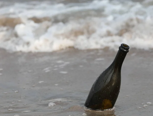Botella Vidrio Orilla Del Mar Junto Océano Sin Gente —  Fotos de Stock