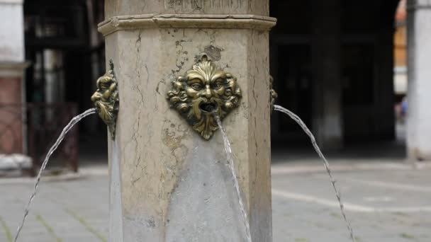 Fonte Com Rosto Humano Jorrando Água Potável Fresca Veneza Itália — Vídeo de Stock
