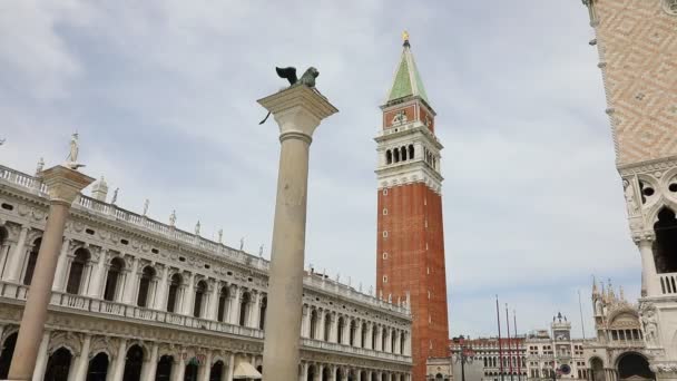 Tall Bell Tower Basilica Saint Mark Venice Italy Few People — Vídeos de Stock