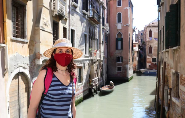 Jovem Mulher Bonito Com Chapéu Palha Máscara Cirúrgica Turista Curioso — Fotografia de Stock