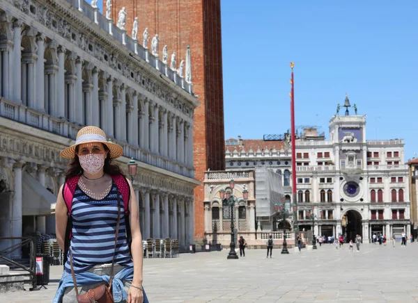 Young Cute Woman Straw Hat Surgical Mask Curious Tourist Venice — Fotografia de Stock