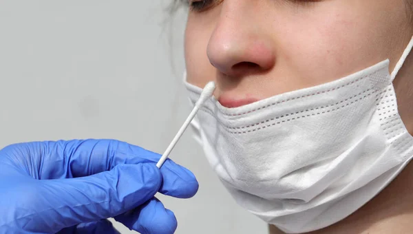 Nariz Niña Mientras Realiza Una Prueba Hisopo Nasal Para Búsqueda — Foto de Stock
