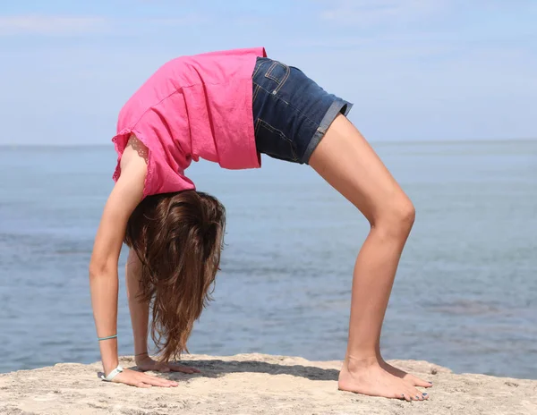 Young Girl Short Shorts Purple Shirt Doing Gymnastics Creating Bridge — Foto de Stock