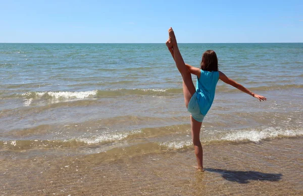 夏にリズミカルな体操をしながら海のそばの少女 — ストック写真