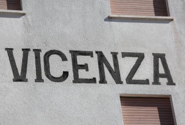 Binanın duvarında büyük harflerle büyük metin VICENZA