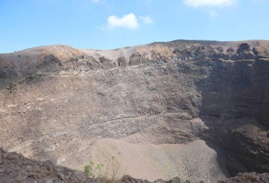 Güney İtalya 'da Napoli yakınlarındaki Vesuvius volkanının tepesinde lav bulunan büyük bir krater.