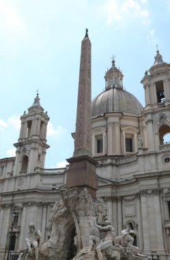 Piazza Navona Kubbesi ve İtalya 'da Roma' da dikilitaşlı dört nehrin ünlü çeşmesi