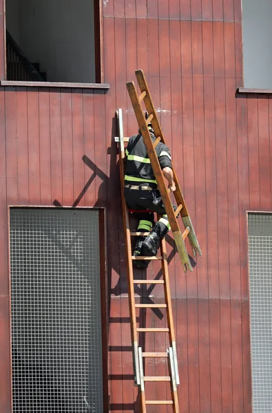 Bombeiro Ação Quartel Bombeiros Com Escada Longa Simulando Uma Intervenção — Fotografia de Stock