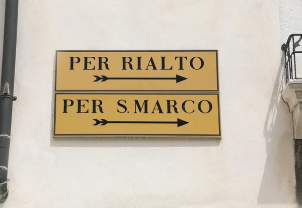 Road Signs Arrows Text Rialto Bridge Saint Mark Square Italian — Fotografia de Stock