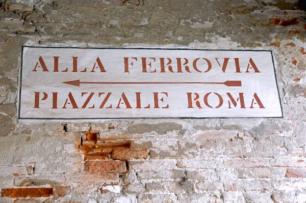 Road Signs Arrows Text Rome Square Railway Station Italian Language — стоковое фото