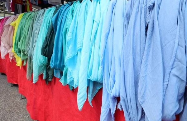 Molte Camicie Molti Colori Vendita Mercato Nello Stand — Foto Stock