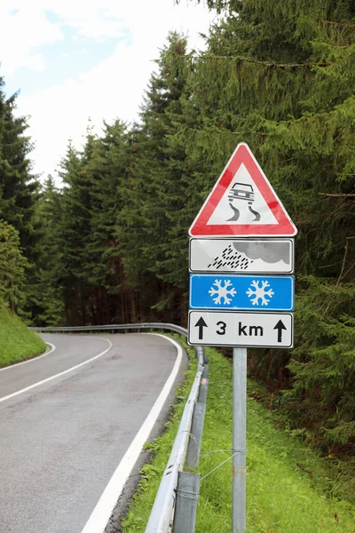Road Sign Indication Caution Slippery Road Case Rain Snow Mountains — Stok fotoğraf
