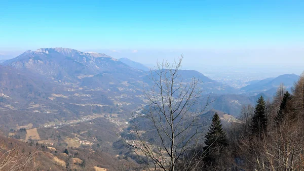 Vadinin Dağların Manzarası Altta Şehrin Kentleşmiş Bölgesinden Yükselen Yatay Sis — Stok fotoğraf