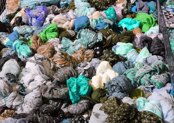 Many Silk Scarves Shawls Cotton Fabrics Sale Local Market People — Stockfoto