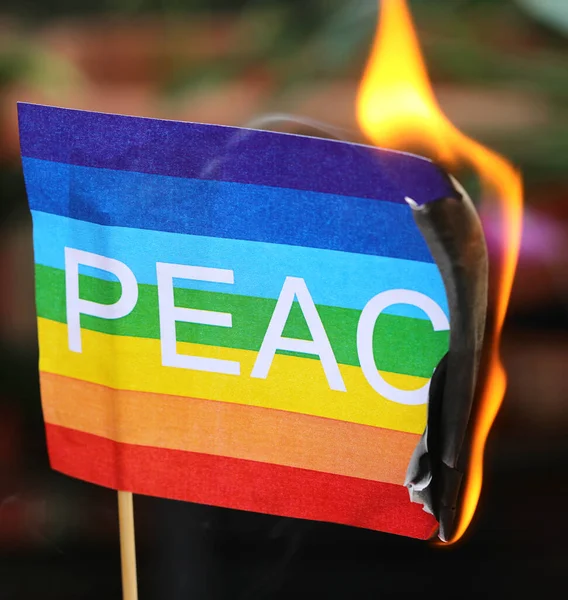 Flaga Pokoju Tekstem Płonącym Płomieniem Symbolizującym Zwycięstwo Wojny Nad Pacyfizmem — Zdjęcie stockowe