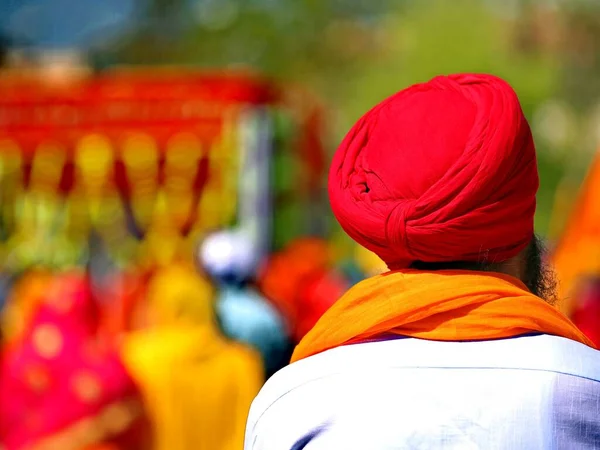 Röd Turban Bärs Skäggig Man Sikh Religion — Stockfoto