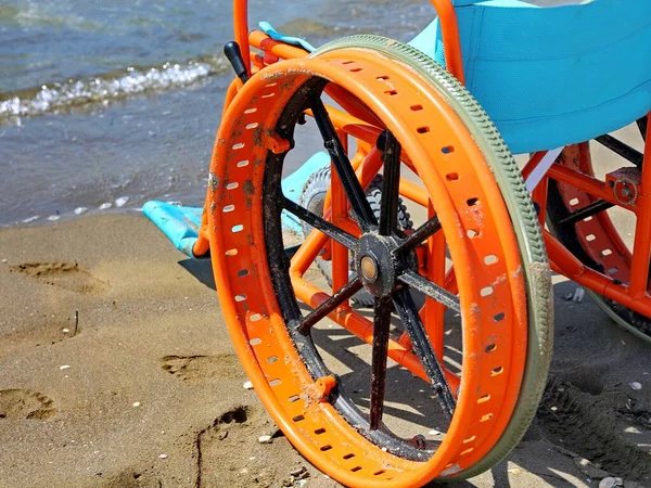 모래가 해변에서 바다로 이동하도록 변형된 바퀴달린 휠체어 — 스톡 사진