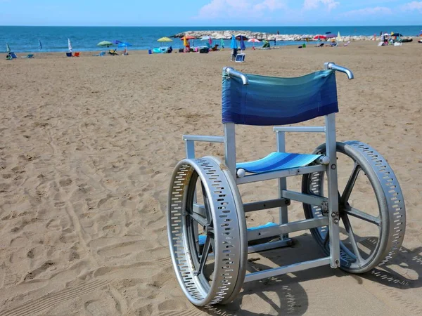 해변의 이동하기 알루미늄 바퀴로 휠체어를 — 스톡 사진