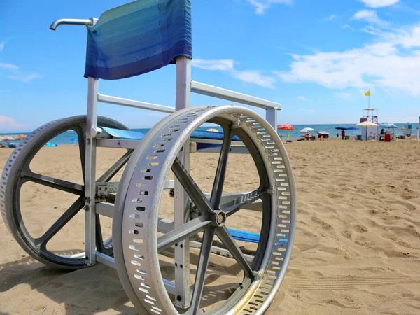 Wheelchair Modified Wheels Move Even Sandy Beach Tourist Village — Stok fotoğraf