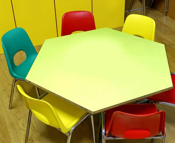 Stühle Und Sechseckiger Tisch Einer Kindergartenklasse Ohne Kinder — Stockfoto