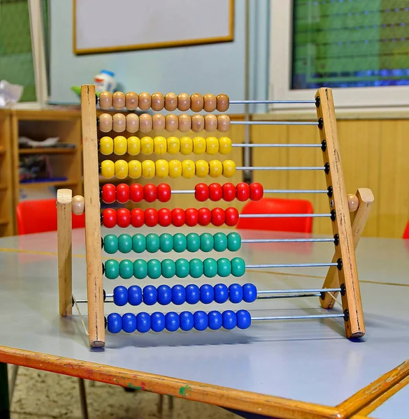 Osztályterem Egy Kingergarten Abacus Asztalon Kis Piros Székek — Stock Fotó