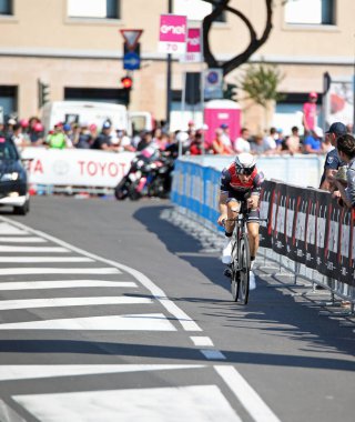 Verona, VR, İtalya - 2 Haziran 2019: Trek Segafredo Tur takımından bisikletçi BAUKE MOLLEMA ayrıca Giro d 'Italia olarak da bilinir.