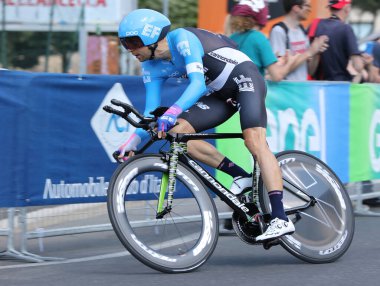 Verona, VR, İtalya - 2 Haziran 2019: EDUCATION İLK Ekibi 'nden bisikletçi TANL KANGERT ayrıca Giro d' Italia olarak da bilinir.