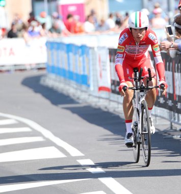 Verona, VR, İtalya - 2 Haziran 2019: ANDRONI Tur takımından bisikletçi MASNADA FAUSTO, ayrıca Giro d 'Italia olarak da bilinir.