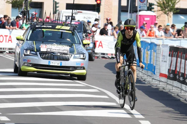 Verona, VR, İtalya - 2 Haziran 2019: MITCHELTON SCOTT Tur takımından bisikletçi MIKEL NIEVE ayrıca Giro d 'Italia olarak da bilinir.