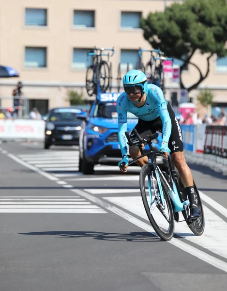 Verona, VR, İtalya - 2 Haziran 2019: Tur 'da ASTANA Timi' nden bisikletçi JAN HIRT ayrıca Giro d 'Italia olarak da bilinir.