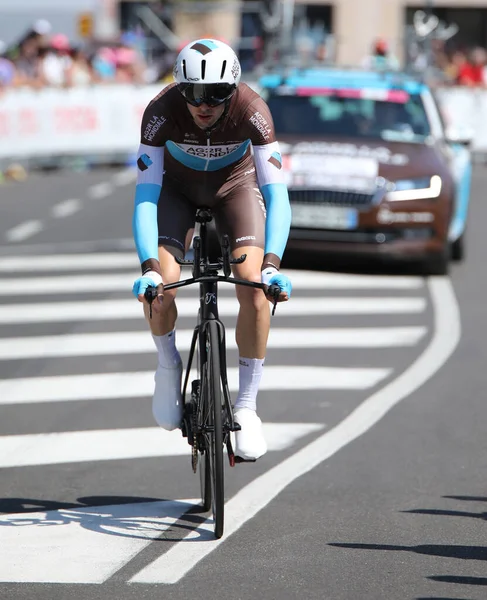 Verona, VR, İtalya - 2 Haziran 2019: AG2R Tur takımından bisikletçi BIDARD FRANCOIS ayrıca Giro d 'Italia olarak da bilinir.
