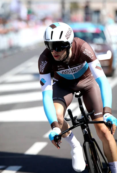 Verona, VR, İtalya - 2 Haziran 2019: AG2R Tur takımından bisikletçi BIDARD FRANCOIS, ayrıca Giro d 'Italia olarak da bilinir.