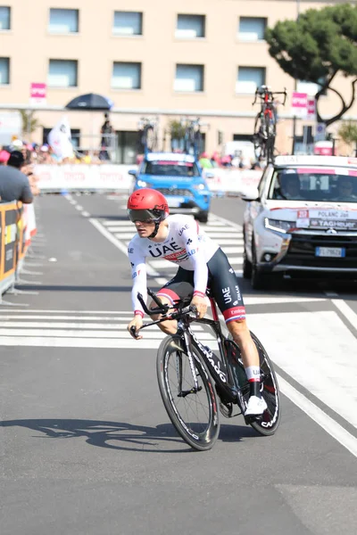 Verona, VR, İtalya - 2 Haziran 2019: Tur 'da BAE Timi' nden bisikletçi JAN POLANC ayrıca Giro d 'Italia olarak da bilinir.