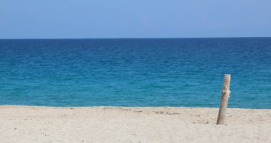 Sahilleri ve okyanusları olan muhteşem manzaralı bir arka plan.