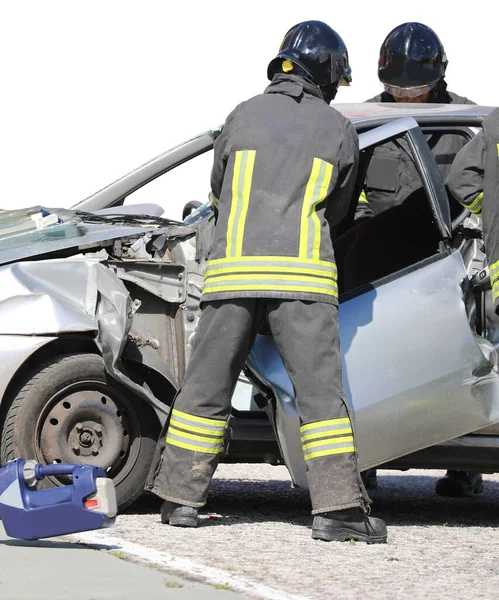 Twee Brandweerlieden Die Deur Van Een Auto Verwijderen Die Het — Stockfoto