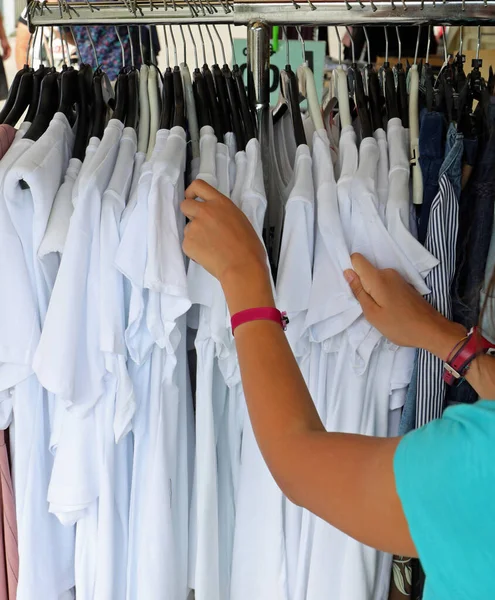 Χέρια Της Νεαρής Κοπέλας Και Shirt Για Πώληση Στην Αγορά — Φωτογραφία Αρχείου