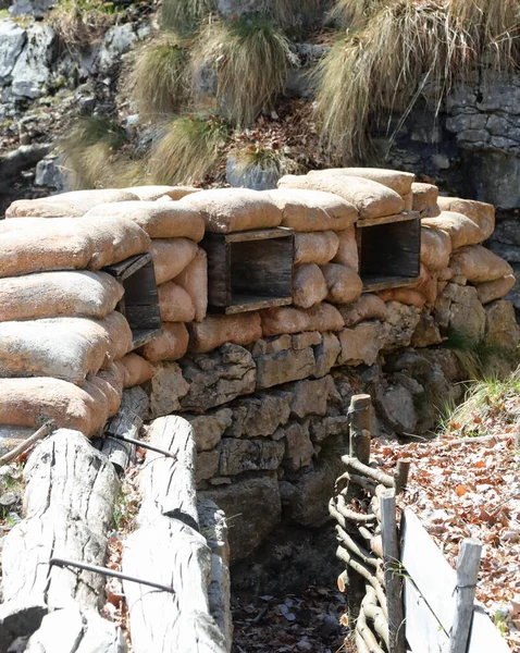 Trinchera Excavada Suelo Con Montones Sacos Arena Instalados Por Soldados —  Fotos de Stock