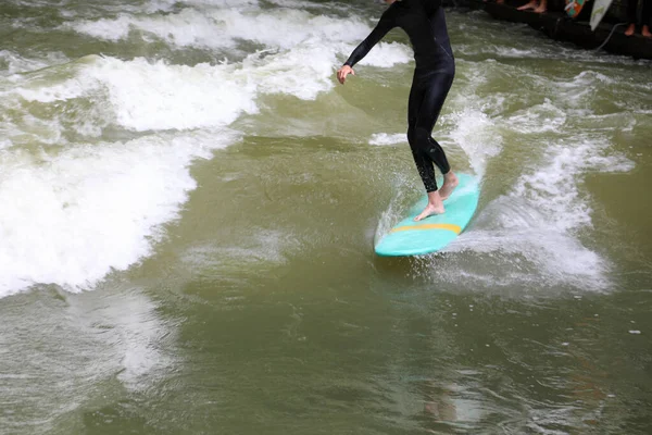 Ung Atletisk Man Balanserar Surfbrädet Medan Rider Vågen — Stockfoto