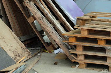 Nakliye deposunda bir sürü ahşap palet ve bir sürü karmaşa vardı.