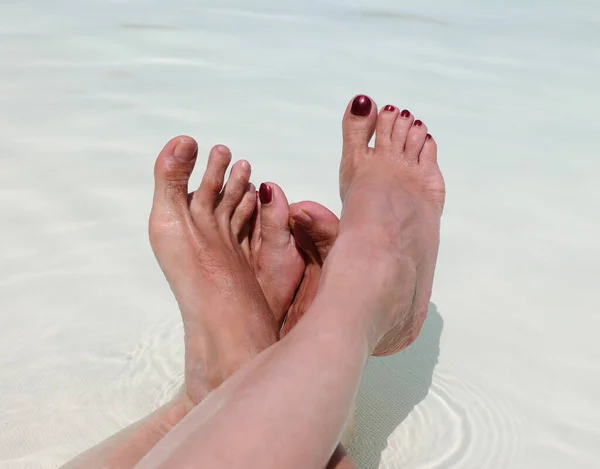Four Feet Couple Lovers Relaxes Middle Water Honeymoon Resort — Fotografia de Stock