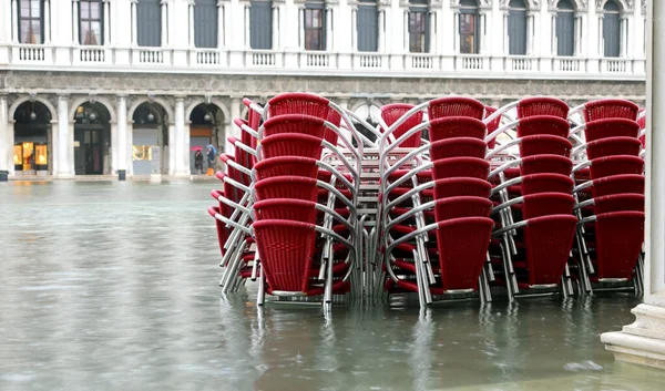 Red Chairs Outdoor Bar Flooded Square Saint Mark Tide Venice — Stok fotoğraf