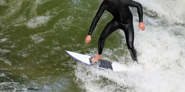 Ung Man Surfar Surfingbrädan Vattnet Med Vågor — Stockfoto