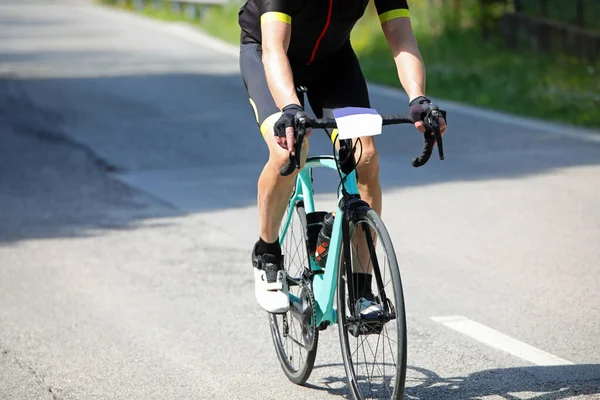 Alleinradler Mit Rennrad Bei Straßenradrennen Mit Sportkleidung Vor Anreise — Stockfoto